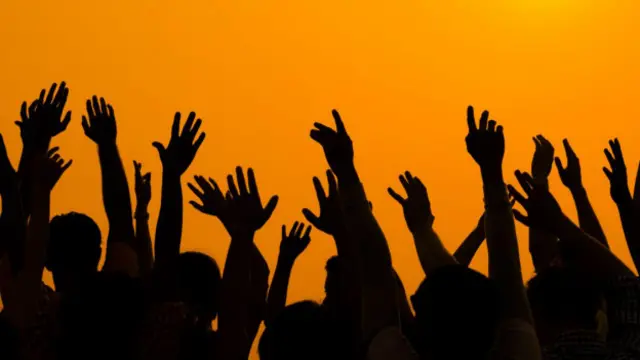 Festas que começam antes do expediente viraram moda em grandes cidades do mundo