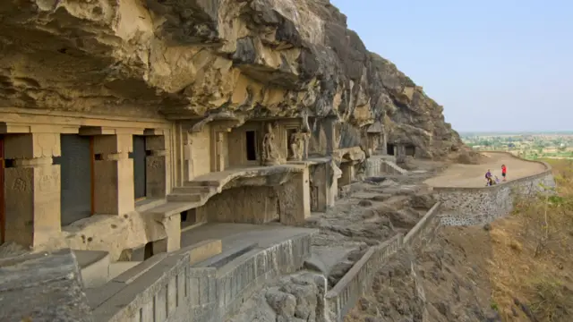 Hang động Ellora ở Maharashtra, Ấn Độ. Nằm cách thành phố Aurangabad khoảng 30km về phía tây bắc, Hang Ellora được xem là đỉnh cao của kiến trúc khắc đá của Ấn Độ. Chuỗi 34 hang của nơi này được tạo tác từ bề mặt đá của những ngọn đồi Charanandri trong khoảng thời gian từ thế kỷ 6 đến thế kỷ 9. Điểm giá trị nhất ở những hang đá này là những bức tranh và tác phẩm điêu khắc cổ vốn được xem là kiệt tác của nghệ thuật Phật giáo và cũng được xem là thời kỳ đầu của nghệ thuật Ấn Độ kinh điển.