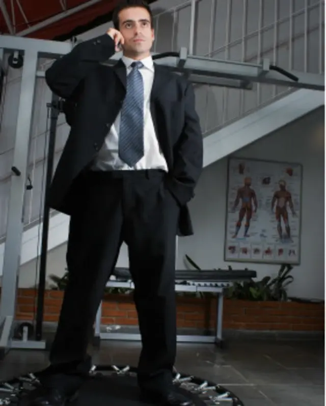 Persona vestida elegante en un gimnasio