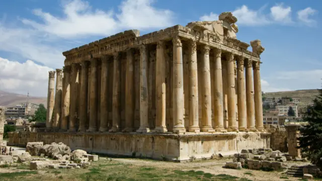 Đền thờ thần Bacchus là một trong những kiến trúc to lớn trong khối quần thể Baalbek của Lebanon