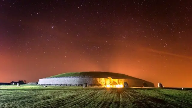 Newgrange, Hạt Meath, Ireland. Mái vòm to lớn của Newgrange nhô lên trên vùng đất bằng phẳng thuộc Hạt Meath của Ireland trông giống như vật thể bay UFO nằm trên bãi cỏ. Được xây dựng cách nay hơn 5.000 năm trong thời kỳ đồ đá mới (khoảng 3.200 năm trước Công nguyên), công trình cổ đại này được kể trong các chuyện cổ dân gian của Ireland và được xem là một trong những công trình quan trọng nhất thời kỳ đồ đá ở châu Âu. Bản thân công trình trông như một ụ khổng lồ được tạo nên từ các lớp đất và đá lần lượt chồng xếp lên nhau. Với đường kính 76 mét, cao 12 mét và nằm trên một diện tích 4.500 mét vuông, Di sản Thế giới Unesco này có bề mặt làm bằng đá thạch anh trắng được bổ sung trong quá trình trùng tu thời thập niên 1970. Bên trong là một lối đi trải dài 19 mét kết thúc với ba căn phòng nhỏ được cho là các địa điểm chôn cất thời cổ xưa. Bí ẩn của công trình cổ đại này là nó cho biết thời gian hết sức chính xác. Công trình nằm thẳng về phía Mặt Trời mọc và những căn phòng của nó tràn ngập ánh sáng vào ngày đông chí ở bắc bán cầu.