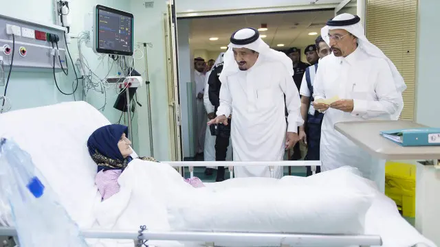 Raja Salman bin Abdul Aziz menjengkuk seorang pasien yang cedera di sebuah rumah sakit Mekkah.