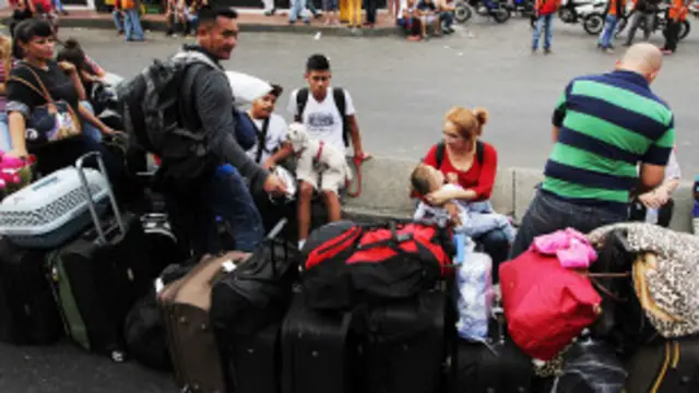 Colombianos esperando a cruzar la frontera desde Venezuela.
