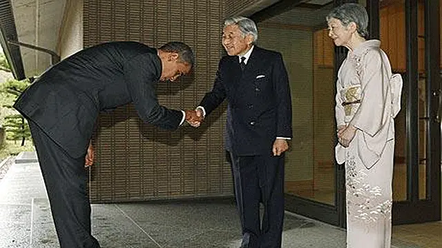Truyền thông từng chỉ trích Tổng thống Obama cúi quá thấp.