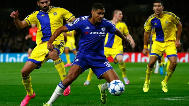 Ruben Loftus-Cheek dari Chelsea menahan Omri Ben Harush dari Maccabi Tel Aviv pada pertandingan Liga Champions