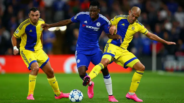 Baba Rahman dari Chelsea ditekel oleh Tal Ben Haim II dari Maccabi Tel Aviv (kanan) pada pertandingan Liga Champions UEFA