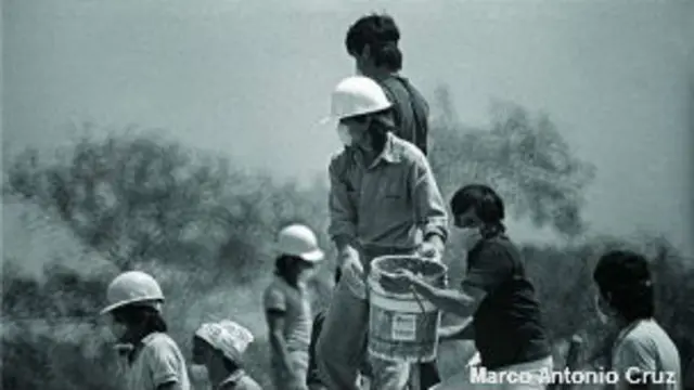 Voluntarios ayudan a rescatar víctimas tras el derrumbe del Centro Médico Nacional.