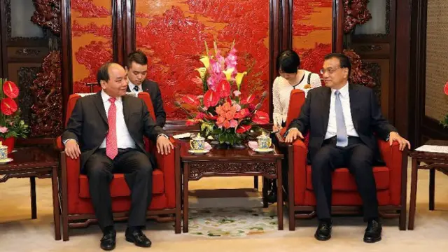 Báo trong nước xác nhận đơn thư tố cáo Phó thủ tướng Nguyễn Xuân Phúc (trái) là ‘mạo danh’.