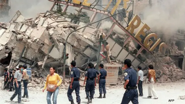 Ruinas del Hotel Regis tras el sismo de 1985 en Ciudad de México. Foto: AFP