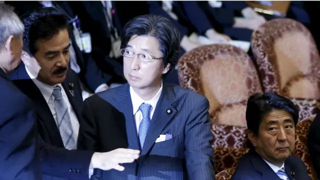 日本首相安倍晋三（右下角）