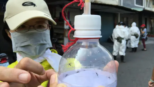 防疫人员在高雄三民区湾利里一带采集“埃及斑蚊”样本（台湾中央社图片16/9/2015）