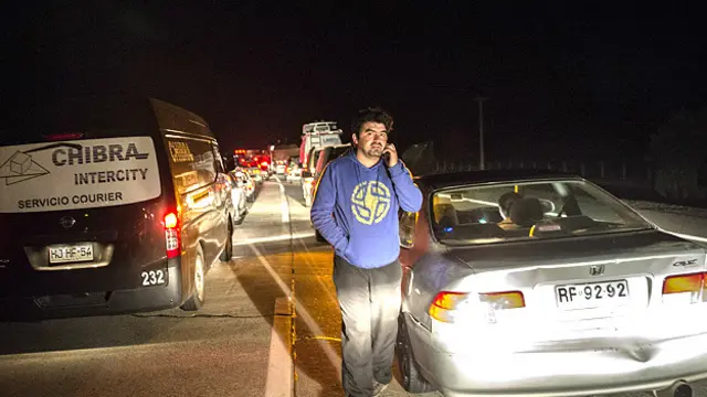 Personas aguardando en la Carretera Panamericana