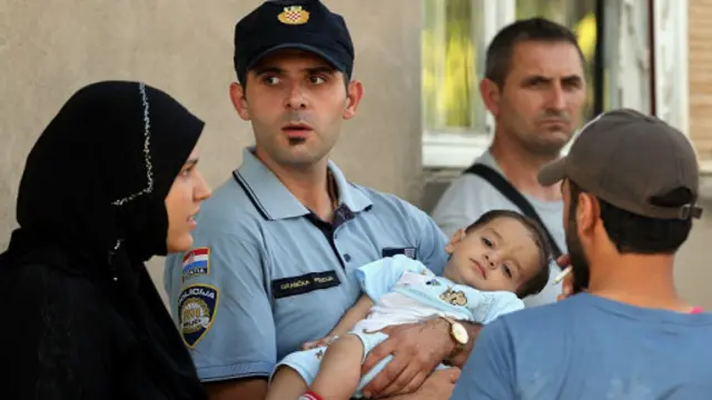 ماموران مرزی کرواسی از پناهجویان استقبال می‌کنند 