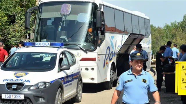 پناهجویان از مرز صربستان و کرواسی با اتوبوس به پایتخت منتقل می‌شوند