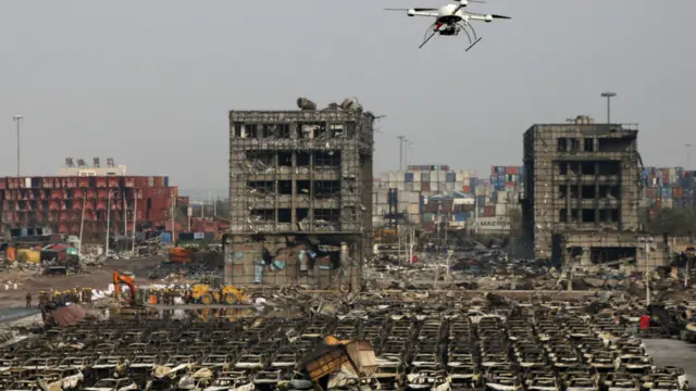 共有304幢建筑物、12428辆商品汽车、7533个集装箱受损。截至2015年12月10日，核定直接经济损失68.66亿元人民币。