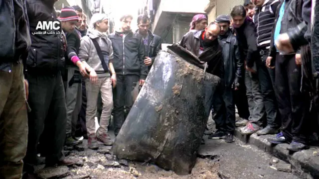 "بمب بشکه‌ای" در حلب - دولت سوریه و مخالفان متقابلا یکدیگر را مسئول آوارگی مردم دانسته‌اند