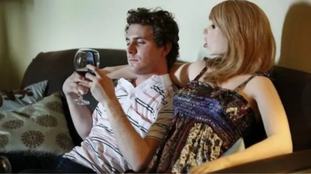 د روباتونو د اخلاقي اړخ کارپوهې کتلین ریچرډسن د روکسي په څېر د جنسي اړیکو پر روباتونو د بندیز لګولو غوښتنه کړې. 