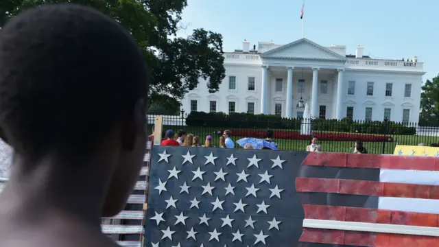 一名青年在白宮外觀賞一組美國國旗裝置藝術（14/6/2015）