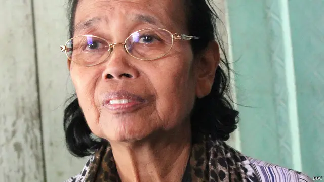 Katta kokrak va yubkadagi katta eshak