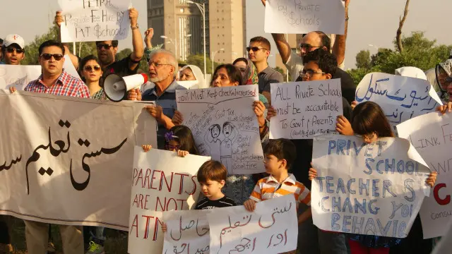 نجی سکولوں میں بچوں کو پڑھانے والے والدین کا شکوہ ہے کہ ان اداروں نے انھیں ’اے ٹی ایم سمجھ رکھا ہے‘