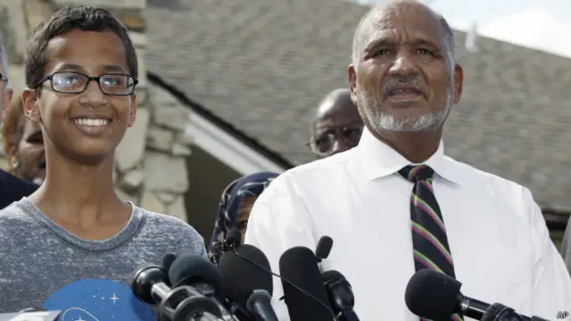 अहमद मोहम्मद अपने पिता मोहम्मद एहसान मोहम्मद के साथ.