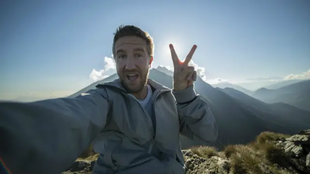 فرانس میں ٹرین کے سامنے،گاڑیوں میں اور ریچھوں کے ساتھ سیلفیاں بنانے سے گریز کا مشورہ دیا گیا ہے