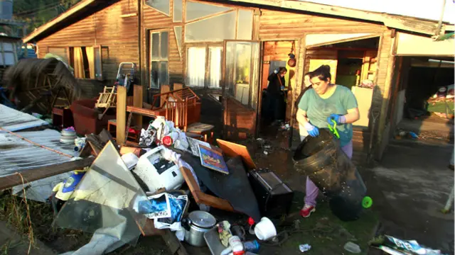 Una mujer saca sus pertencencias a secar en Concón