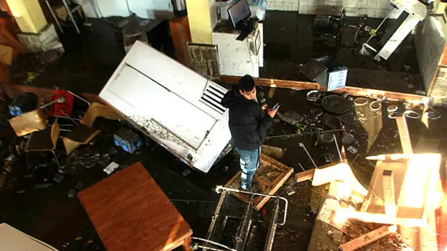 Un hombre inspecciona el interior de su casa en Concón 