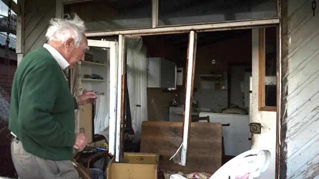 Un hombre revisa sus pertenencias en su casa en Concón