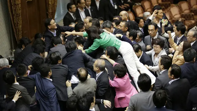 အတည်ပြုချိန်မှာ ကော်မီတီ ဥက္ကဋ္ဌကို အမတ်တွေ ဝိုင်းအုံ တိုးဝှေ့ခဲ့ကြ။