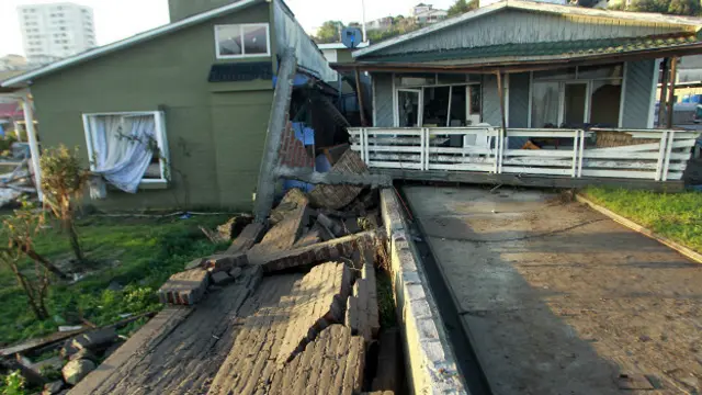 Chile se encuentra ubicado en una zona de volcanes y fallas tectónicas que cubren todo el Oceano Pacífico, llamado "Anillo de Fuego".