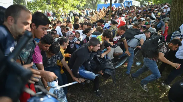 گروهی از پناهجویان در مرز کرواسی و صربستان از سد پلیس ضدشورش گذشته و وارد کرواسی شده‌اند