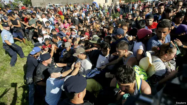 ခရိုအေးရှား ရဲတွေ တားဆီးထားတာကို ရွှေ့ပြောင်းသူတွေက ရင်ဆိုင် တိုးဝှေ့ခဲ့ကြ။