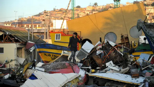 El día después del terremoto los habitantes de Coquimbo tratan de recuperar sus pertenencias bajo los escobros.