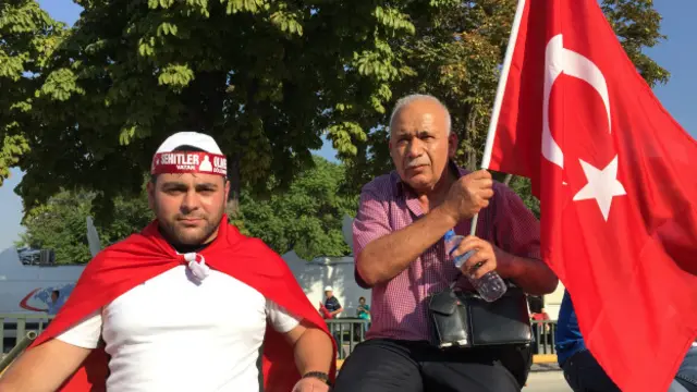 Rıza Uzun, Rize'den 'Şehitlerimizin kanı yerde kalmasın' diye geldiğini söylüyor.