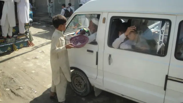 دو کلومیٹر طویل اس سڑک پرگذشتہ کئ سالوں سے کوئی مرمتی کام نہیں ہوا ہے