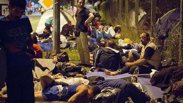 Macarıstanın Serbiya ilə sərhədini bağlamasının ardından, miqrantlar Xorvatiyaya axışıb