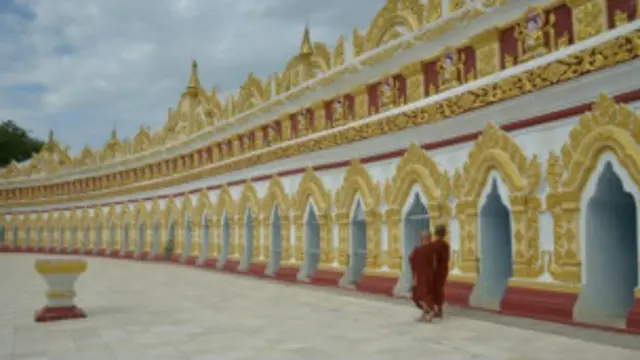 မန္တလေးမြို့ရဲ့ လက်ရာမြောက်လှတဲ့ စေတီပုထိုးတွေထဲက မြင်ကွင်းတခု။