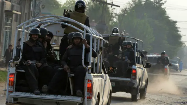 سپرٹنڈنٹ پولیس شاکر بنگش نے بتایا ہے کہ پولیس نے فضائیہ کے کیمپ کے ارد گرد کے علاقے کو گھیرے میں لے لیا تھا