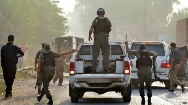 آئی ایس پی آر کے مطابق فائرنگ کے تبادلے کے دوران کوئیک رسپانس فورس کے میجر حسیب سمیت دس اہلکار زخمی ہوئے