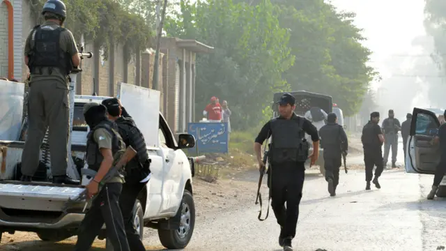 بڈھ بیر میں قائم پاکستانی فضائیہ کے کیمپ میں سات سے دس حملہ آوروں نےگارڈ روم پر حملہ کیا اور سکیورٹی حصار توڑ کر کیمپ میں گھسنے کی کوشش کی۔