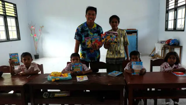 Jonathan Thamrin meminta tamu-tamunya membawa buku untuk anak-anak di lokasi wisata. 