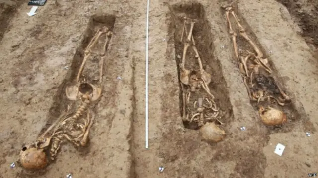 ماہرین کے مطابق ایسا دکھائی دیتا ہے جیسے قبریں جلدبازی میں کھودی گئی تھیں