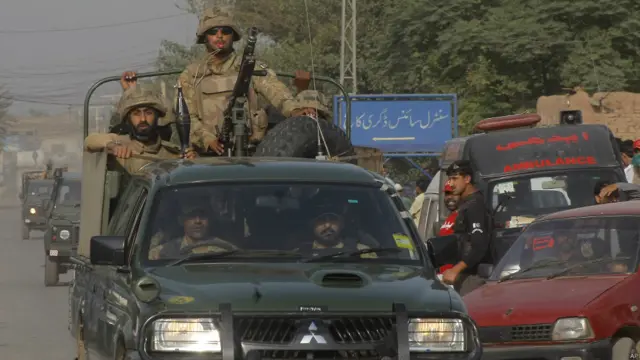 جمعے کی علی الصبح صوبہ خیبر پختونخوا کے دارالحکومت پشاور میں پاکستانی فضائیہ کے کیمپ پر دہشت گردوں نے حملہ کیا۔