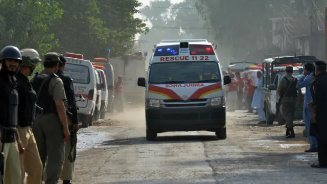 پاکستان جوف کے مطابق حملہ آورروں کا ایک گروپ نے قریبی مسجد میں گھس کر وہاں موجود 16 افراد کو ہلاک کیا۔