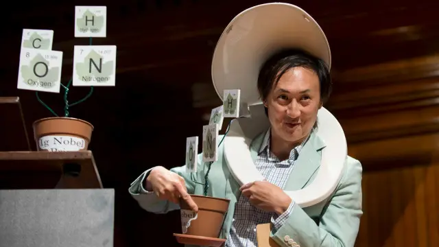 جارجیا انسٹی ٹیوٹ آف ٹیکنالوجی سے ڈیوِڈ ہو کو طبعیات کے زمرے میں انعام دیا گیا