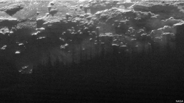 گذشتہ ہفتے ناسا کی جانب سے جاری کی جانی والی تصاویر میں تاریک ناہموار چوٹیوں کا سلسلہ دیکھا جا سکتا ہے