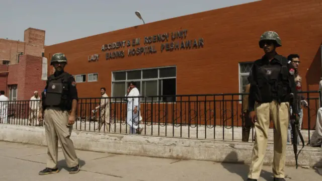 د هوايي ځواکونو دغې اډې ته برید کوونکي له دوو خواوو ورننوتي