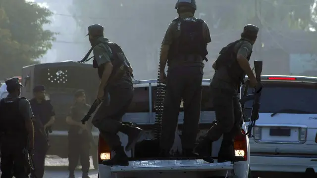 فرنٹیئر کانسٹیبلری کی وردی میں ملبوس حملہ آور دو مقامات سے کیمپ میں داخل ہوئے اور چھوٹے چھوٹے گروہوں میں تقسیم ہوگئے