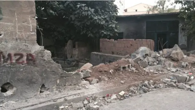 جزیرہ شہر میں جنگ کے واضح نشانات موجود ہیں